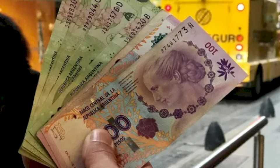 El peso argentino se devalúa también en Uruguay, ¿cuánto pagan las casas de cambio?