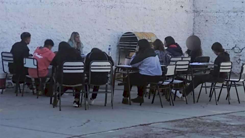 en-la-escuela-sarelli,-de-maipu,-los-chicos-cursan-en-el-patio-y-en-modo-burbuja-por-falta-de-aulas