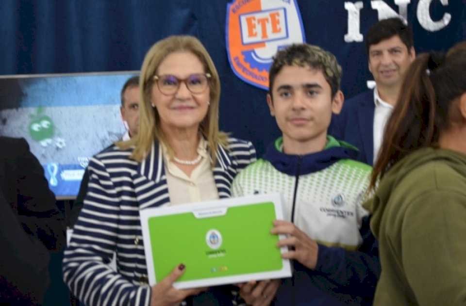 Alumnos de Empedrado recibieron las netbooks del programa provincial Incluir Futuro