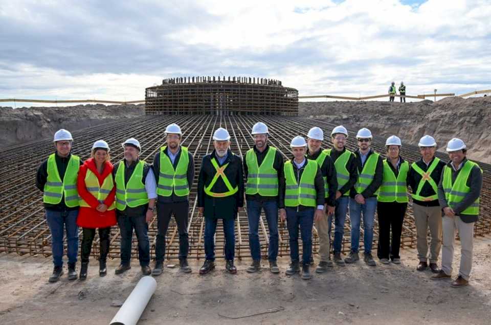 El gobernador recorrió lo que será el primer parque híbrido eólico solar del país