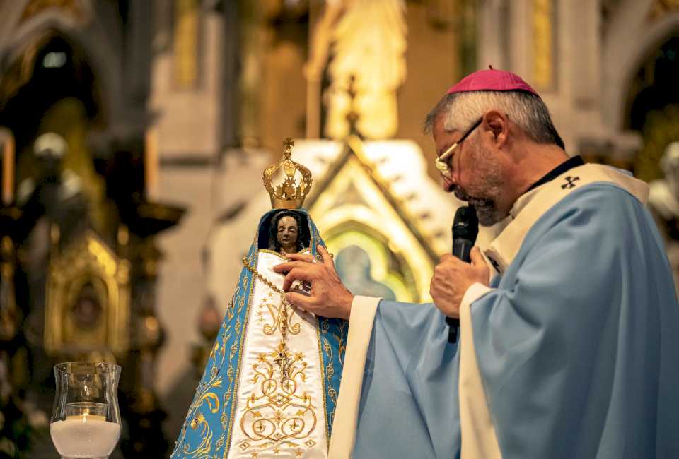 la-virgen-de-lujan-tiene-un-nuevo-manto-con-las-tres-estrellas-para-celebrar-la-victoria-de-la-seleccion