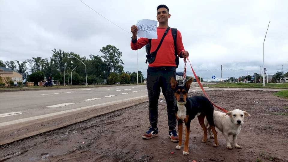 El amor por sus mascotas lo llevó a hacer dedo desde Misiones a Formosa