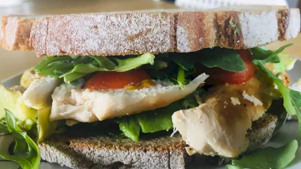 El sándwich de pechuga de pollo y vegetales una opción para tener en cuenta