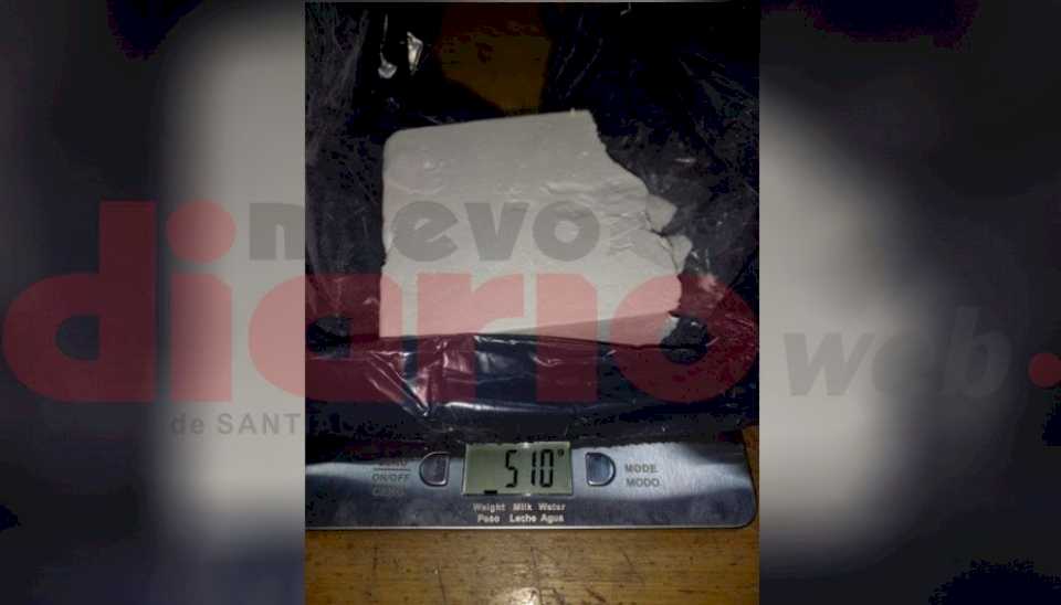 En un control: la policía le pidió que estacione y tiró un paquete de cocaína por la ventanilla