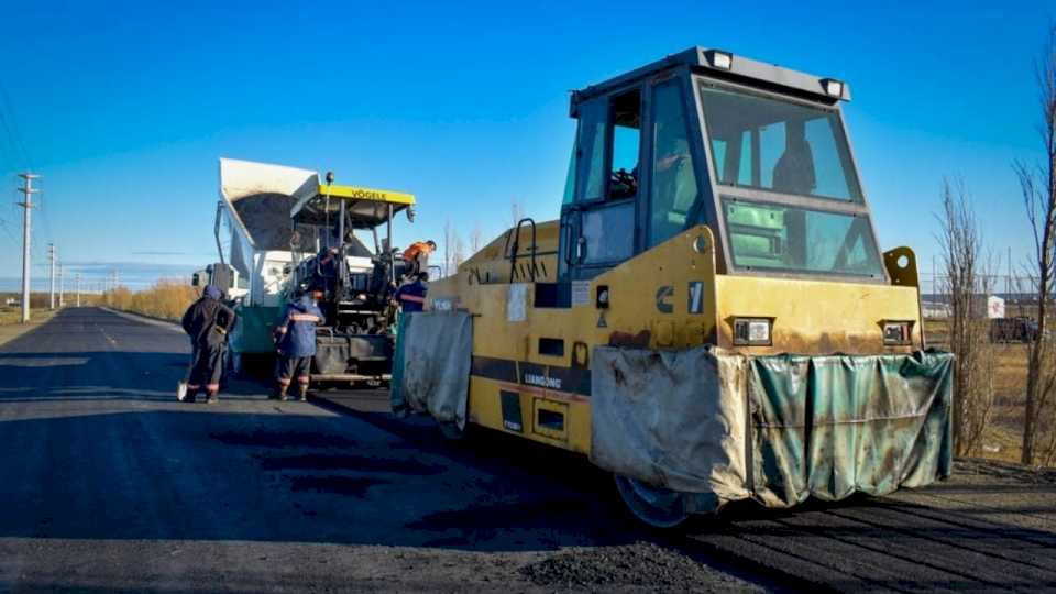 Luce diferente: llegó el asfalto a la calle 22