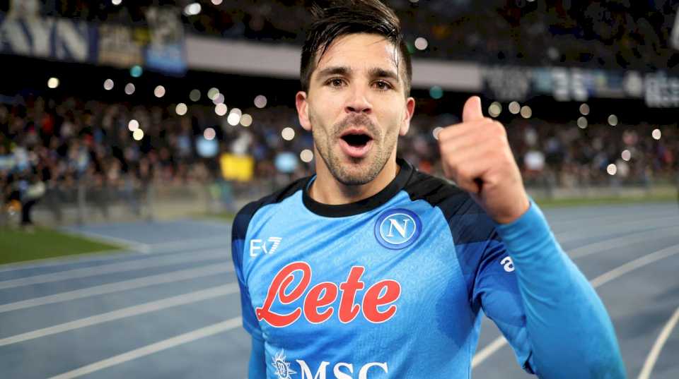 Giovanni Simeone festejó el título del Napoli y recibió un emotivo mensaje de su papá