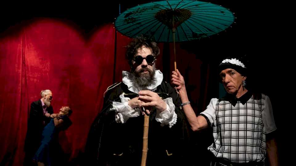 «bajo-la-misma-cascara»-un-juego-de-teatro-en-en-el-teatro