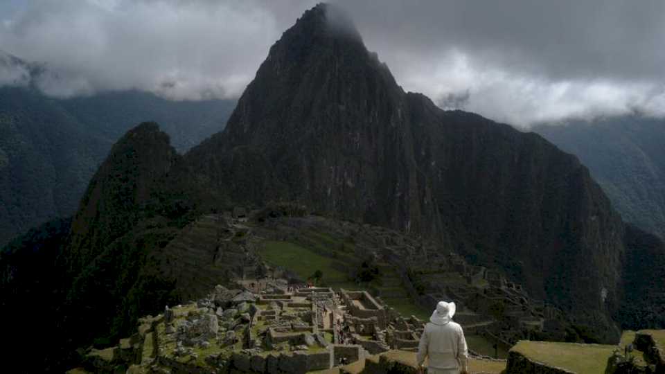 echan-a-dos-turistas-del-machu-picchu-por-sacarse-fotos-desnudos