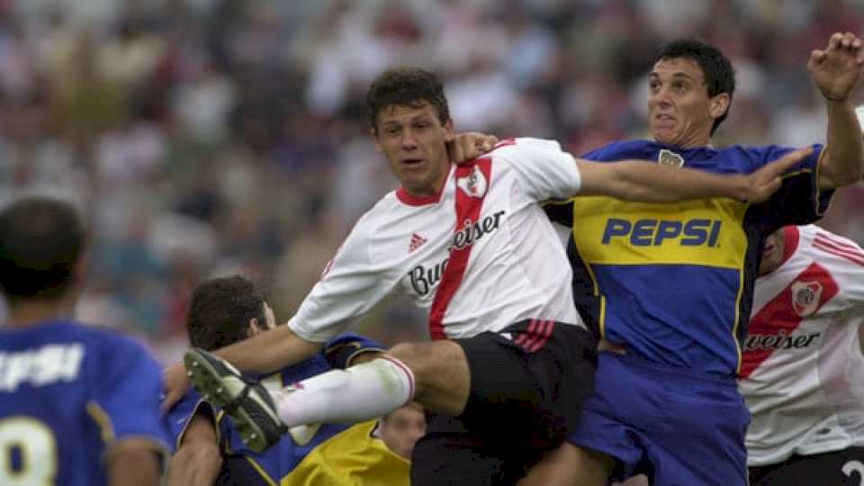 martin-demichelis,-su-primer-superclasico-como-dt,-su-historia-ante-boca-y-la-noche-que-persiguio-a-riquelme-por-toda-la-cancha