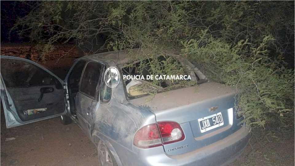 volco-un-auto-en-tinogasta