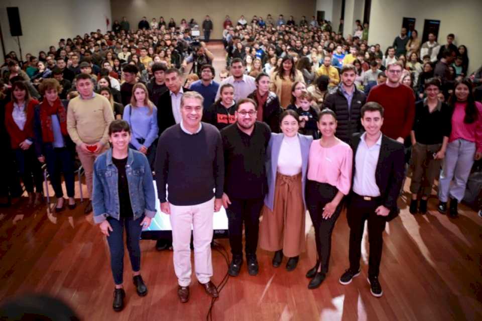 “Enfoque: Potenciando tu Futuro”: Capitanich presentó a seleccionados del programa de formación para jóvenes