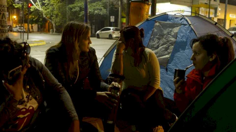 denunciaron-que-fueron-dados-de-baja-de-desarrollo-social-y-decidieron-acampar-en-casa-de-gobierno