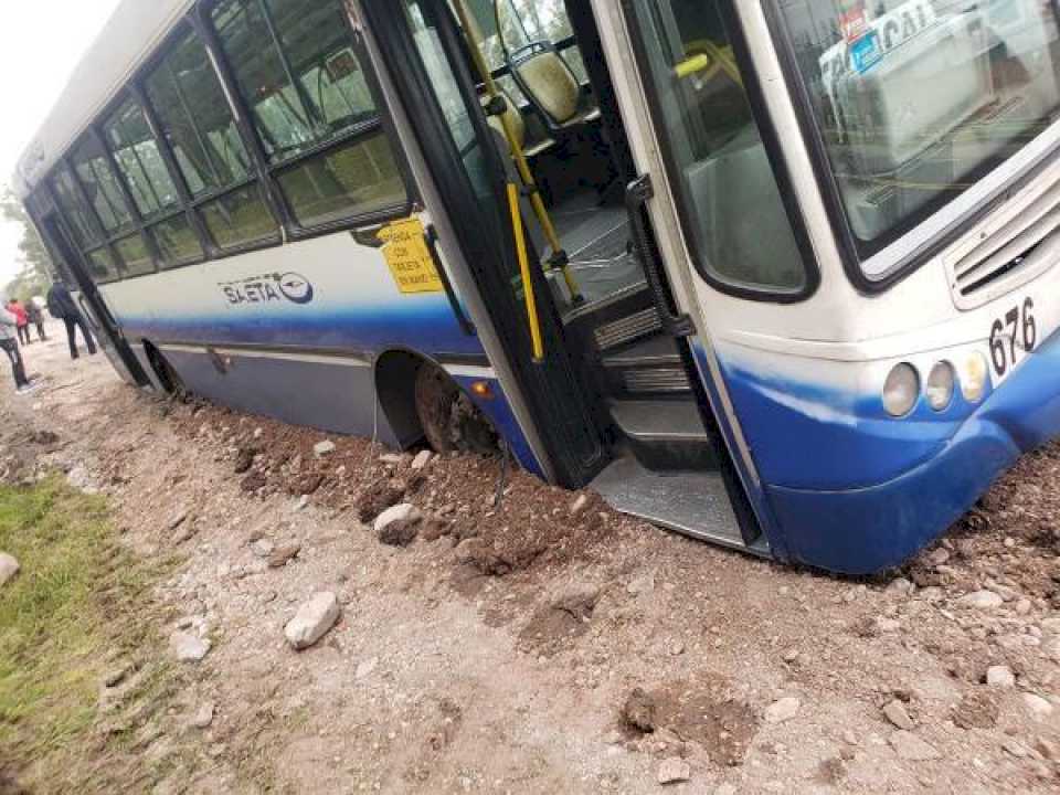 se-hundio-un-colectivo-cargado-de-pasajeros-en-plena-avenida-bolivia