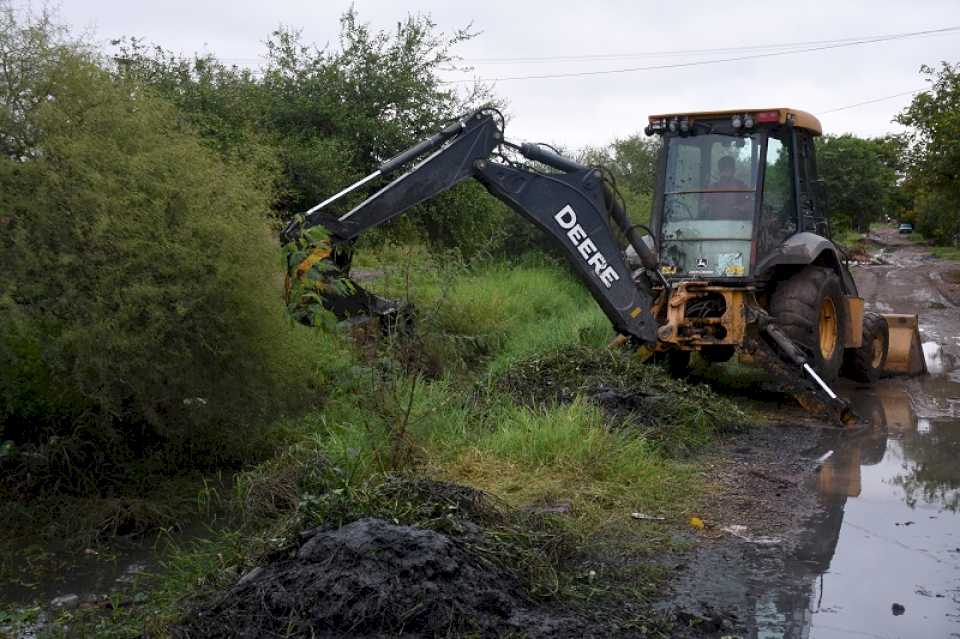 El Municipio de Resistencia constató el funcionamiento del canal Quijano y limpió conductos en la zona