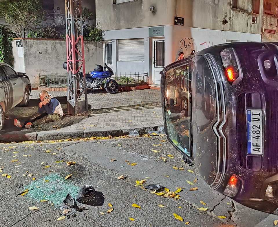 viernes-arranco-con-choque:-un-auto-tumbado-de-costado-y-el-otro-sobre-la-vereda-con-trompa-abollada