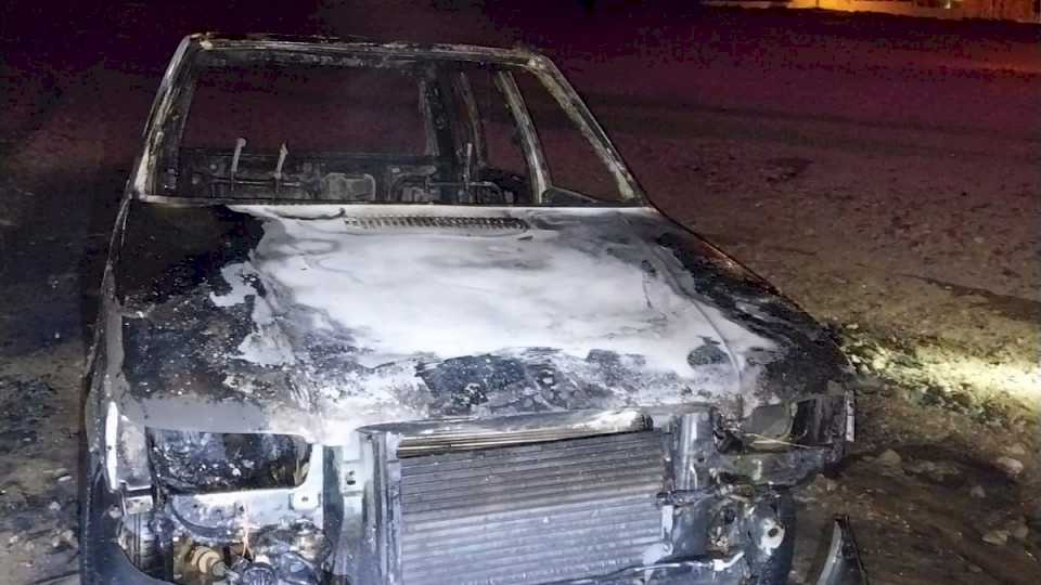 Bomberos sofocaron un incendio vehicular en un baldío