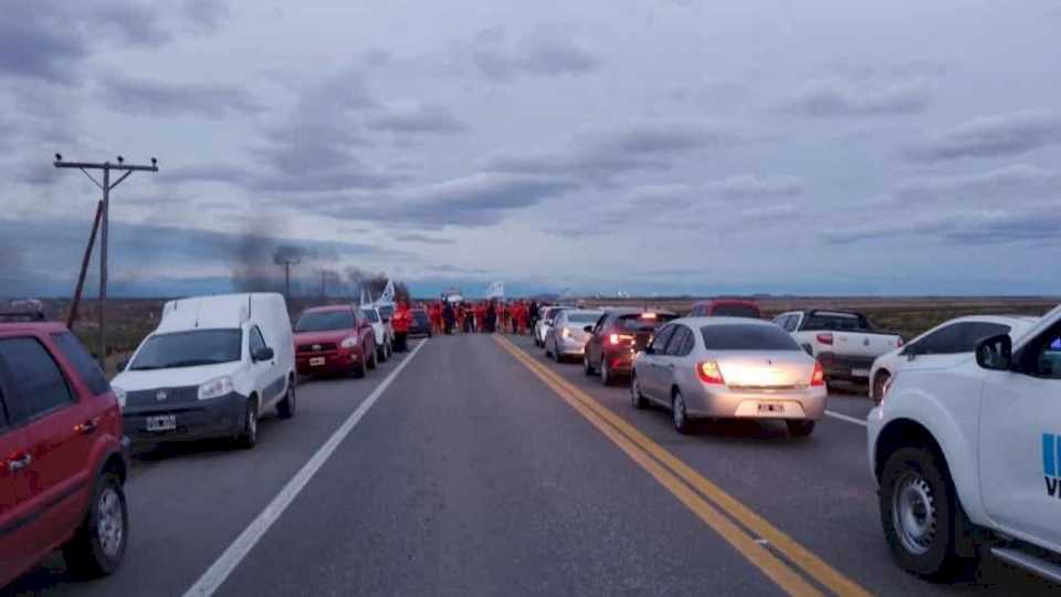 trabajadores-de-ycrt-cortan-la-ruta-a-la-altura-de-chimen-aike