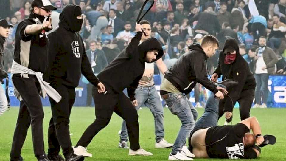 lo-que-no-se-vio-de-napoli-campeon:-de-la-batalla-campal-en-la-cancha-de-udinese-a-un-muerto-en-los-festejos