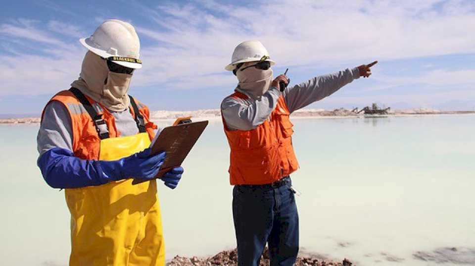 Batalla por el litio: fuego cruzado entre mineras y el Gobierno por intención oficial de promover la nacionalización