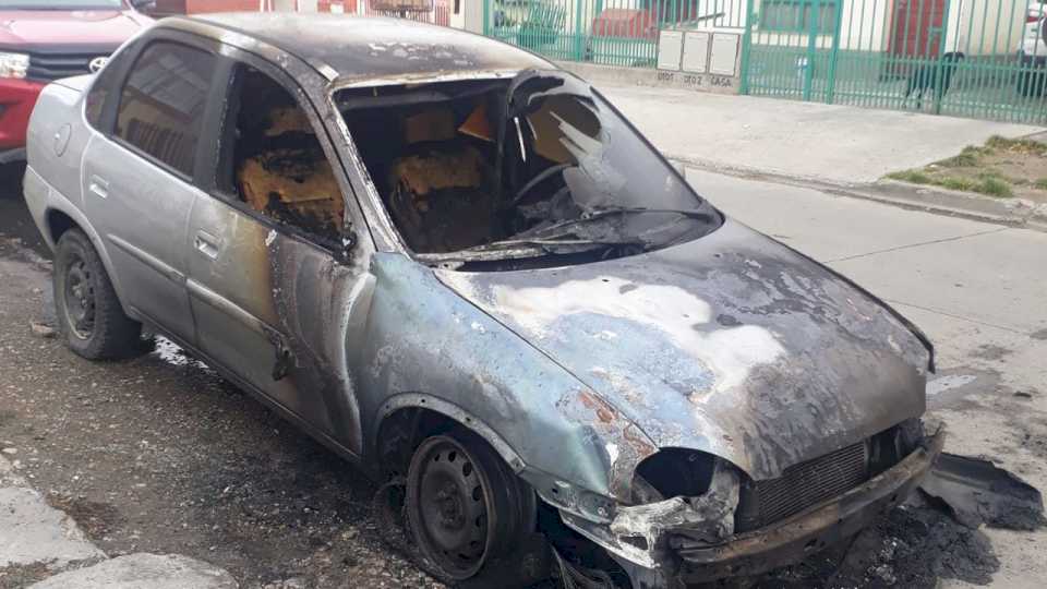 rio-gallegos:-una-vecina-conto-que-le-incendiaron-el-auto-y-pide-ayuda-para-identificar-a-los-autores-del-hecho