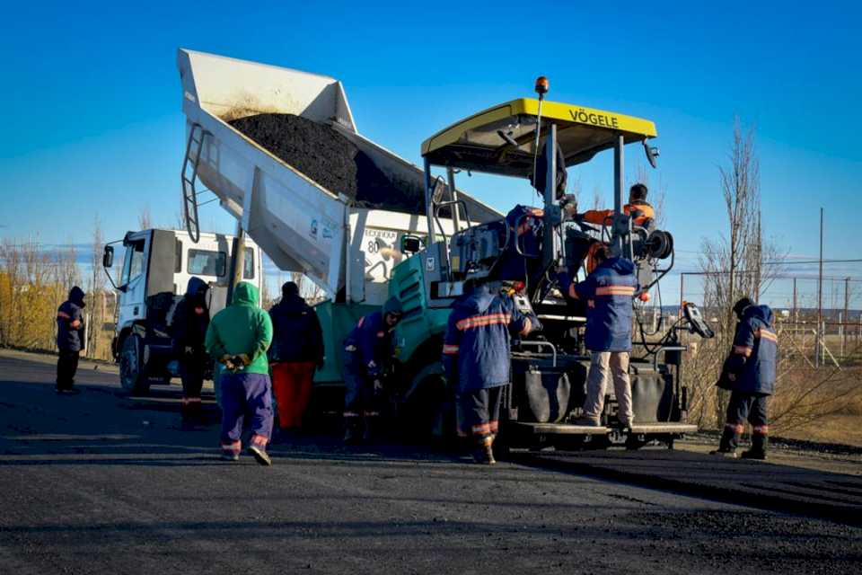 obras-en-rio-gallegos:-la-calle-22-ya-tiene-asfalto