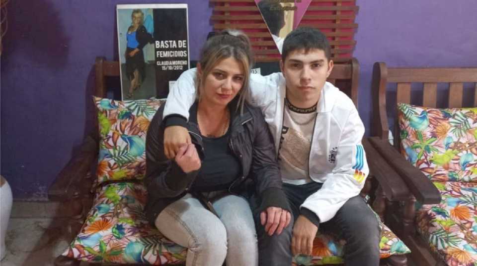 la-historia-detras-del-robo-a-un-joven-en-banfield:-vio-el-femicidio-de-su-mama-y-cuenta-el-sueno-que-lo-salvo