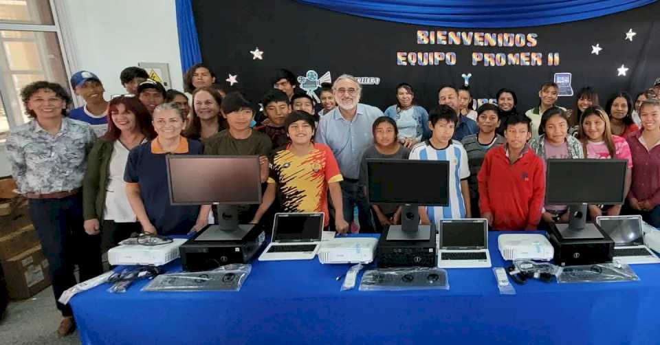 Escuelas reciben equipamientos tecnológicos