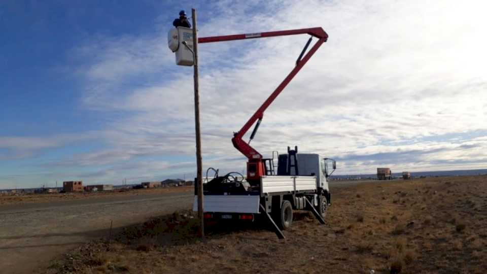 Servicios Públicos instala luminarias en accesos a barrios de Río Gallegos