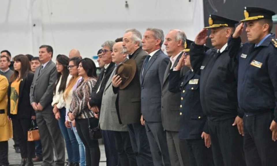 Arcioni entregó nuevos móviles policiales para la unidad regional de Comodoro Rivadavia