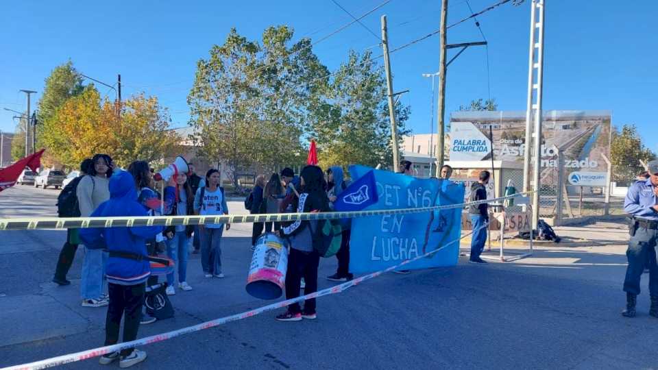 escuelas-que-no-pueden-dar-clases-llevaron-su-protesta-a-las-calles-de-neuquen