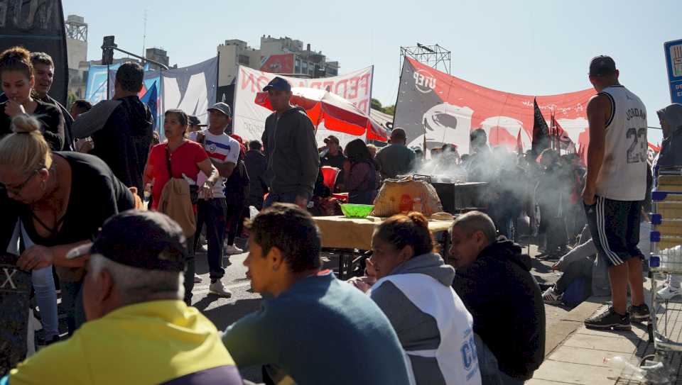 Con críticas al Gobierno y al FMI, la izquierda y movimientos sociales marcharon a la Plaza de Mayo