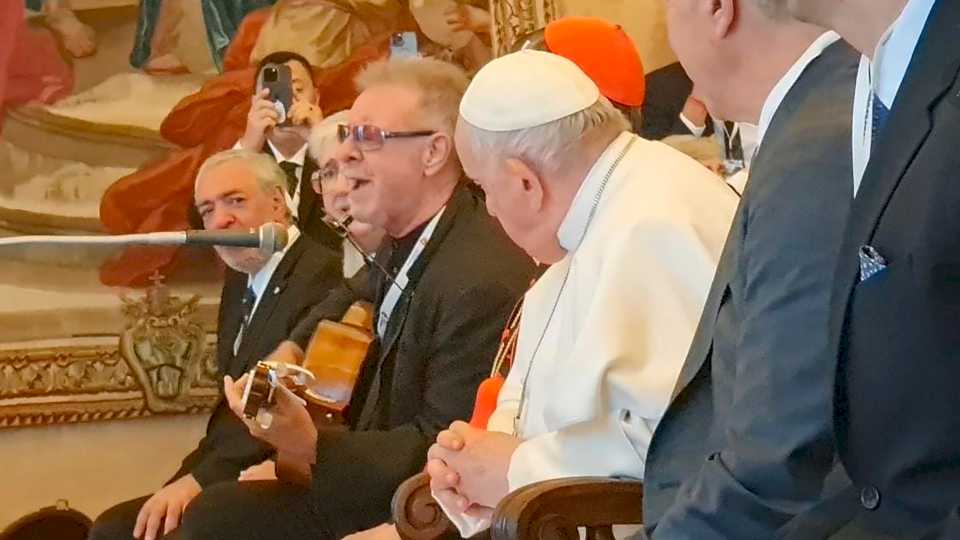 leon-gieco-canto-«solo-le-pido-a-dios»-ante-el-papa-en-el-vaticano