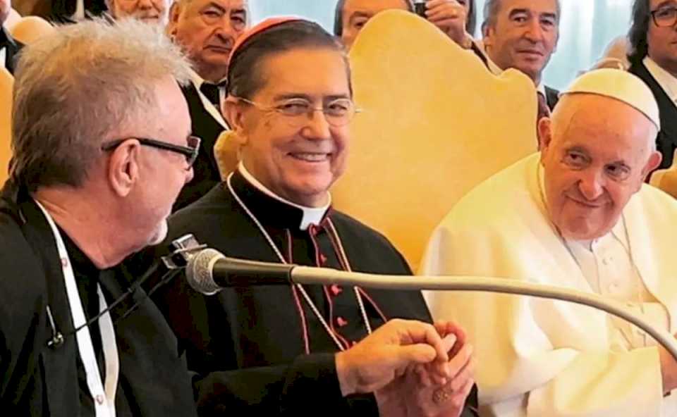 León Gieco cantó «Solo le pido a Dios» en el Vaticano y emocionó al Papa Francisco