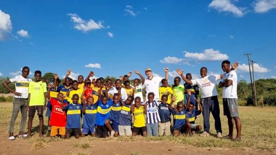 a-lo-maratea,-pero-gratis:-un-argentino-junta-plata-para-mejorar-una-cancha-de-futbol-en-zambia-que-se-llamara-diego-maradona