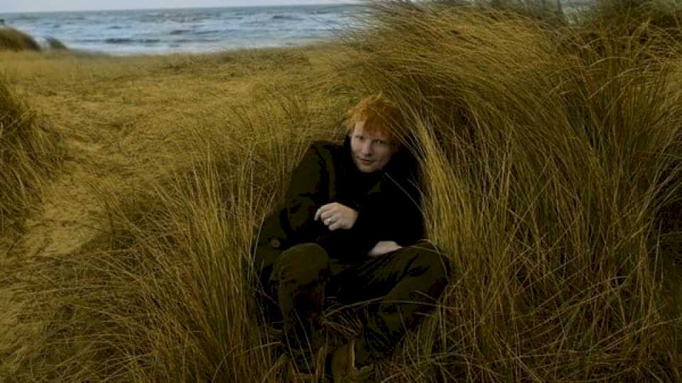 ed-sheeran-lanzo-su-esperado-nuevo-disco,-junto-con-14-videos-y-letras-sobre-muerte-y-depresion