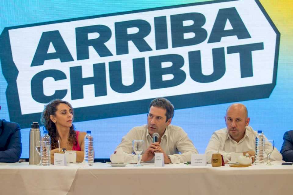 Oficialmente: Luque y Sastre lanzaron el Frente Arriba Chubut, acompañados de intendentes y jefes comunales