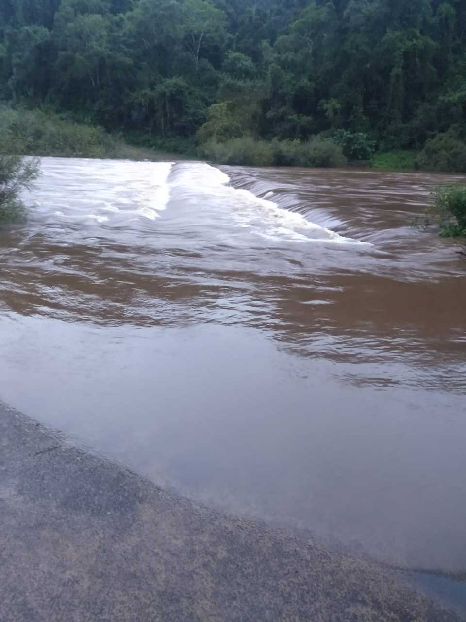 estuvo-cortado-el-transito-sobre-el-puente-del-arroyo-yaboti-guazu