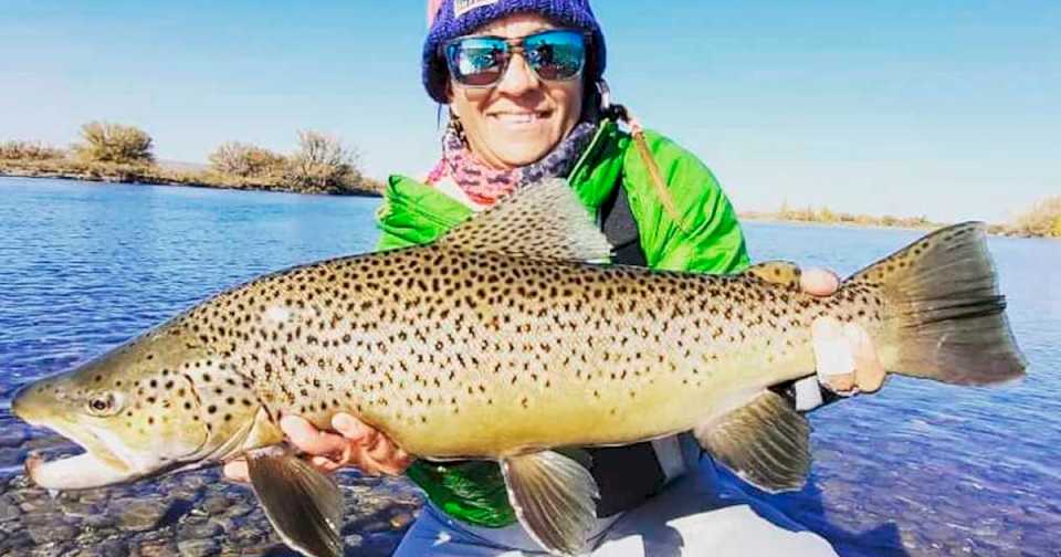 «¡Qué terrible truchón, Pato!»: el pique soñado de la pescadora en el Limay Medio