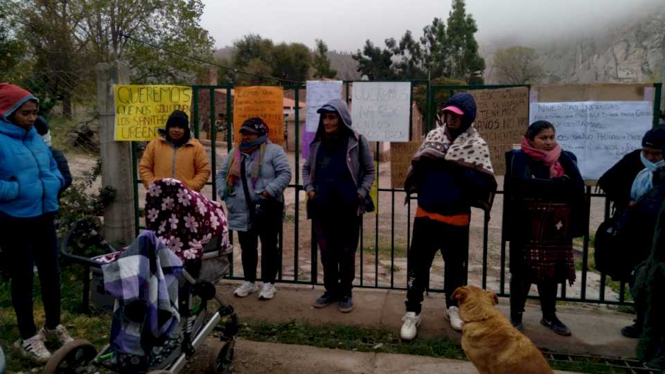 Reclamando mejoras edilicias, tomaron la Escuela de Juella