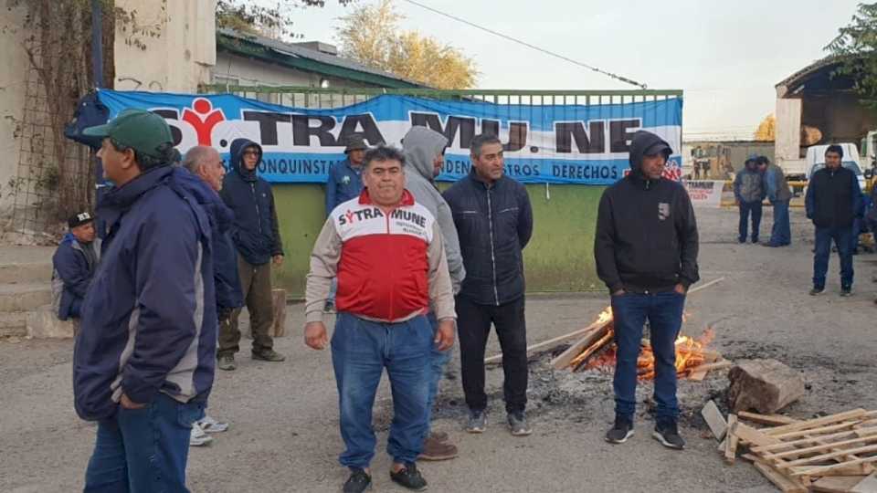 municipales-de-neuquen-se-manifestaron-en-la-sede-del-oeste-por-falta-de-camiones-y-calefaccion,