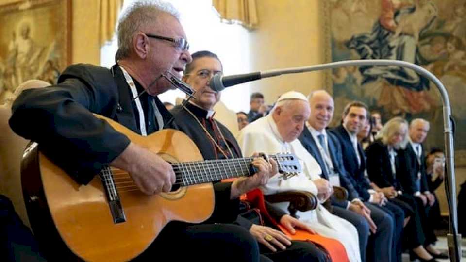 en-medio-de-la-crisis-en-la-corte,-ricardo-lorenzetti-visito-al-papa-y-canto-con-leon-gieco