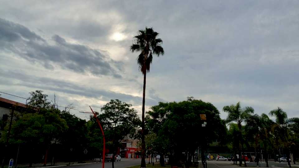 Clima en Santiago: la máxima apenas alcanzará los 17º y se espera cielo mayormente nublado