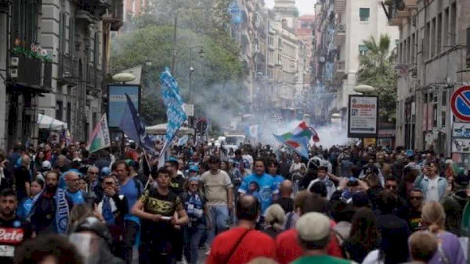 Nápoles esperó 33 años y deberá hacerlo cuatro días más: fiesta y llantos por el título que todos celebran pero aún no consiguieron