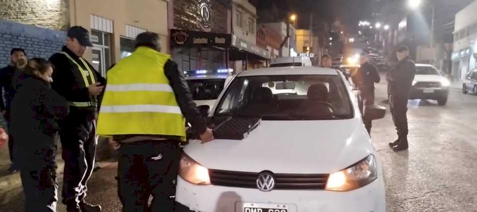 manejaba-peligrosamente-por-el-centro-de-comodoro,-estaba-borracho-y-se-quedo-dormido