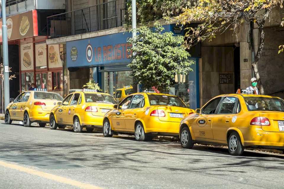 inseguridad:-le-cortaron-la-cara-con-una-botella-a-un-taxista-para-robarle