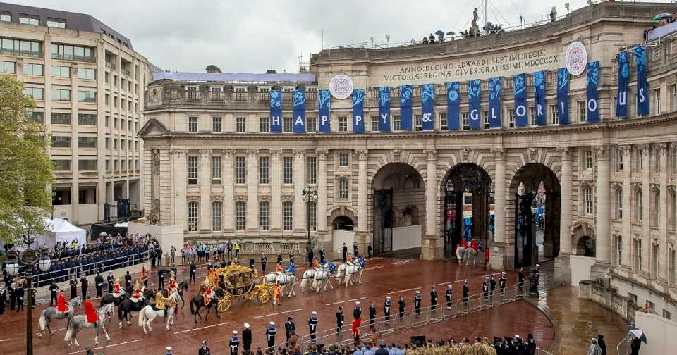 Miles colman las calles de Londres en un ambiente festivo para coronación de Carlos III