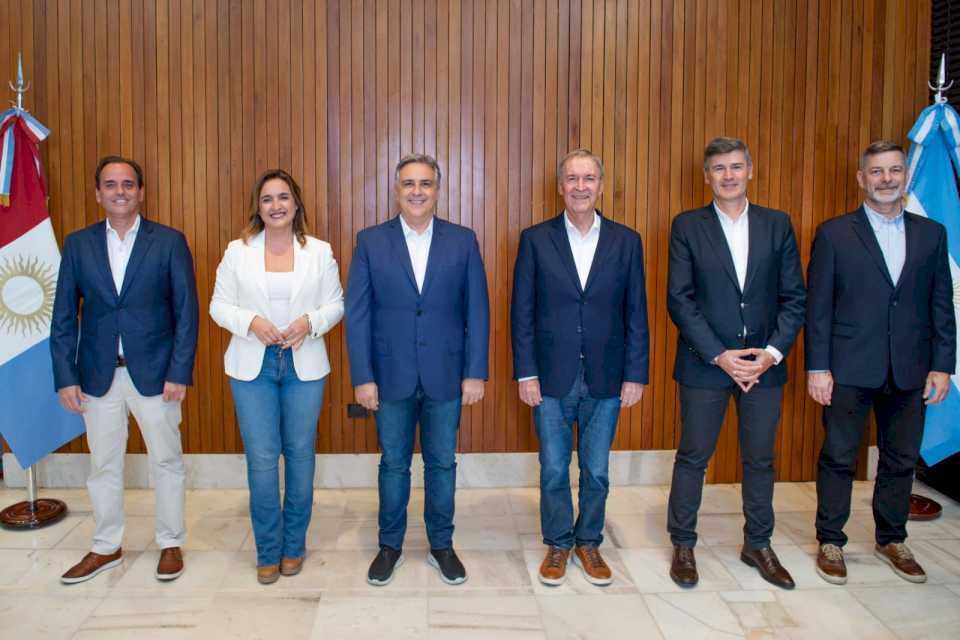 la-foto-de-la-sorpresa:-el-oficialismo-presento-sus-candidatos-en-cordoba