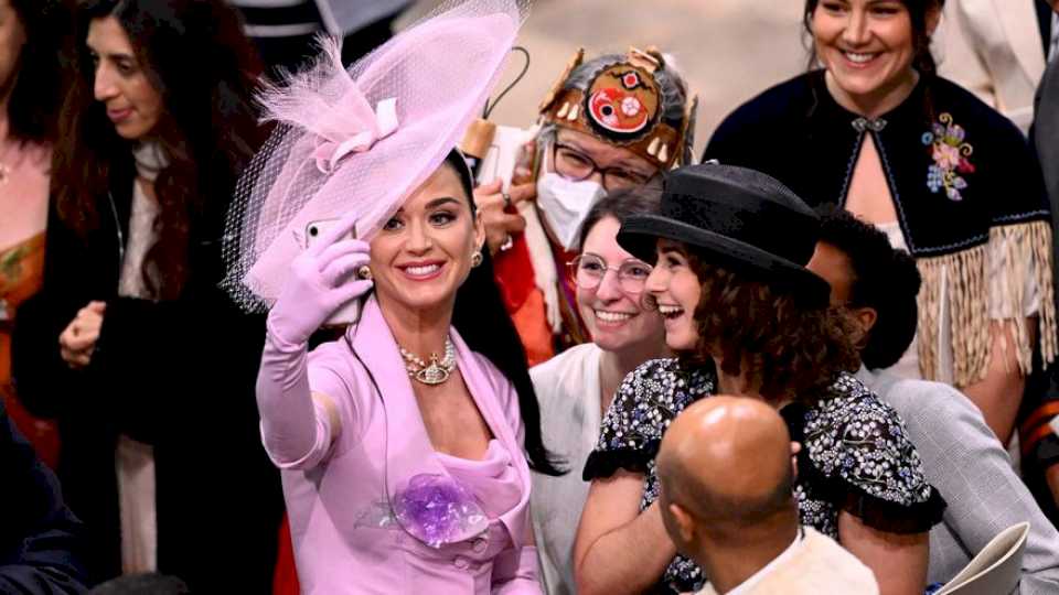 los-divertidos-gestos-de-katy-perry-por-culpa-de-su-pamela-para-encontrar-su-asiento