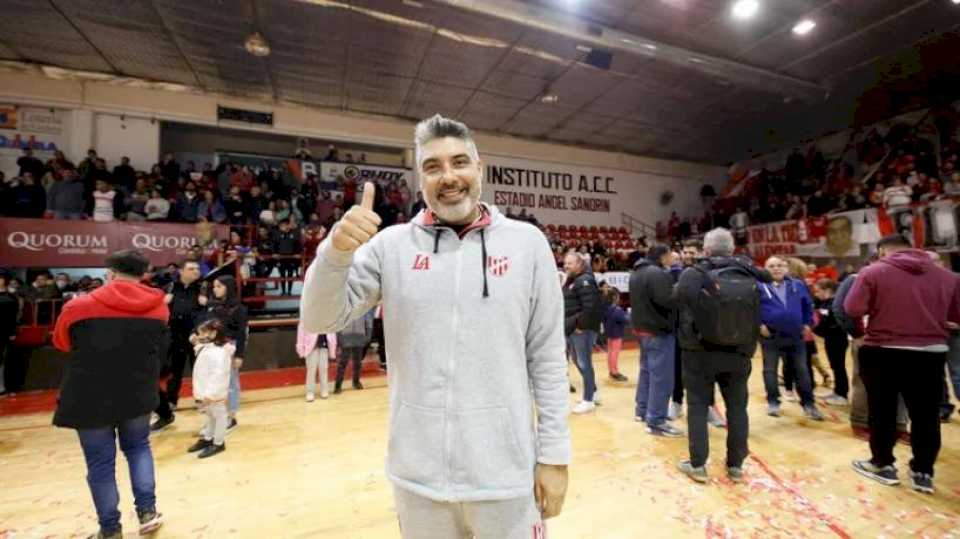 el-tucumano-lucas-victoriano-fue-elegido-el-mejor-entrenador-de-basquet-del-pais