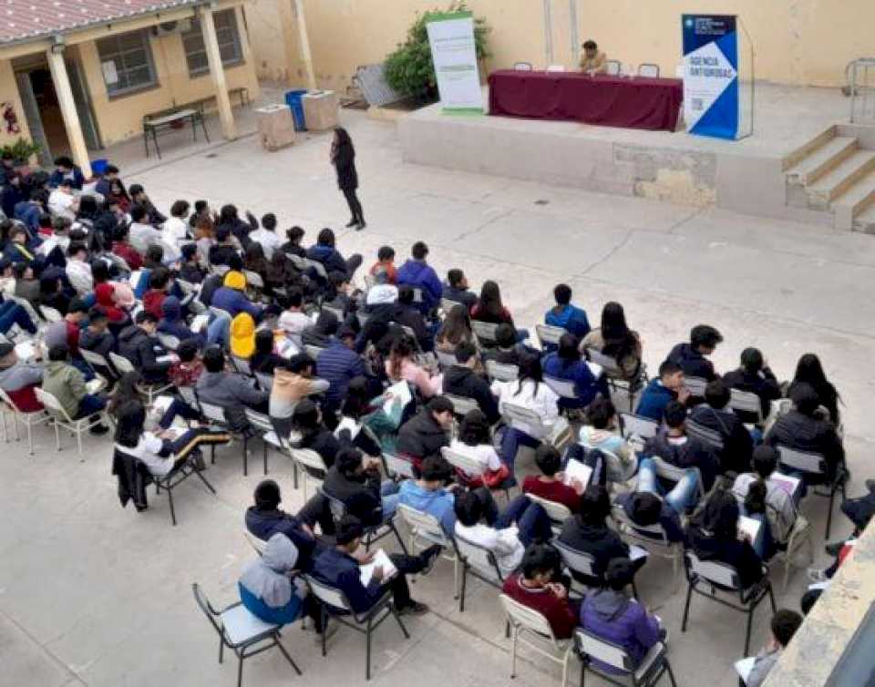 mas-de-700-estudiantes-participaron-de-una-jornada-de-concientizacion-de-consumo-de-drogas